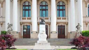 Romanya 'nın başkenti Oradea' da Ede Szigligeti baskını ve Devlet Tiyatrosu girişi manzarası