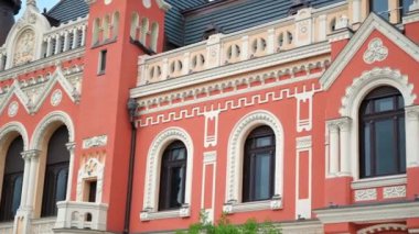 Romanya 'nın başkenti Oradea' daki Unirii Meydanı 'nda yer alan Yunan - Katolik Piskoposluk cephesinin yakın görüntüsü