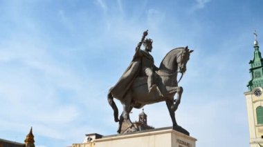 Romanya 'nın başkenti Oradea' daki Unirii Meydanı 'nda bulunan Kral 1. Ferdinand heykeli görülüyor. Klasik tarzda binalar