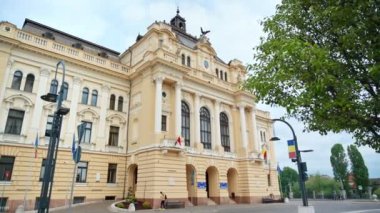 ORADEA, ROMANIA - 22 Mayıs 2023: Oradea Belediye Binası cephesi ve girişi şehir merkezindeki Unirii Meydanı 'nda