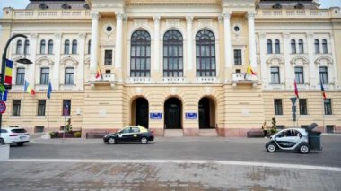 ORADEA, ROMANIA - 22 Mayıs 2023: Oradea Belediye Binası cephesi ve girişi şehir merkezindeki Unirii Meydanı 'nda