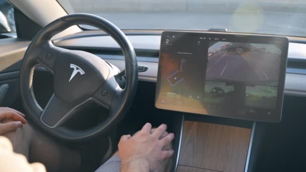 Chisinau Moldova May 2023 Внутрішній Вигляд Парковки Tesla Model Автопілоті — стокове відео