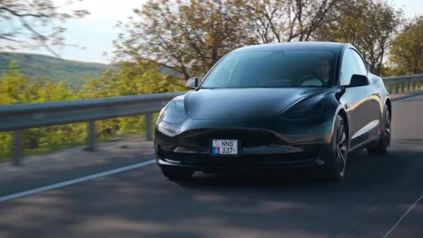 Chisinau Moldova Mungkin 2023 Pemandangan Depan Tesla Model Hitam Bergerak — Stok Video