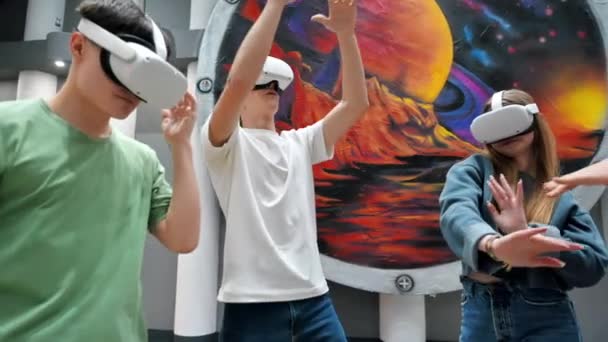 Kulaklıklı Dört Heyecanlı Gençten Oluşan Bir Grup Arenasında Oyun Oynarken — Stok video