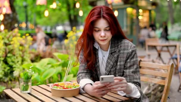 Vista Una Mujer Joven Usando Teléfono Mientras Está Sentada Una — Vídeo de stock