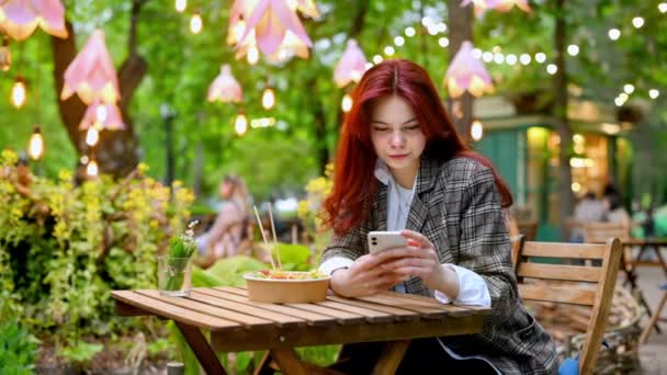 Vedere Unei Femei Tinere Folosind Telefonul Timp Stătea Masă Castron — Videoclip de stoc