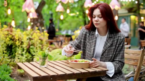 Vista Uma Jovem Mulher Comendo Tigela Com Legumes Frutas Usando — Vídeo de Stock