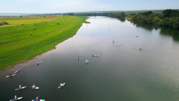 摩尔多瓦Nistru河上人们游泳和冲浪的无人驾驶飞机图像 — 图库视频影像