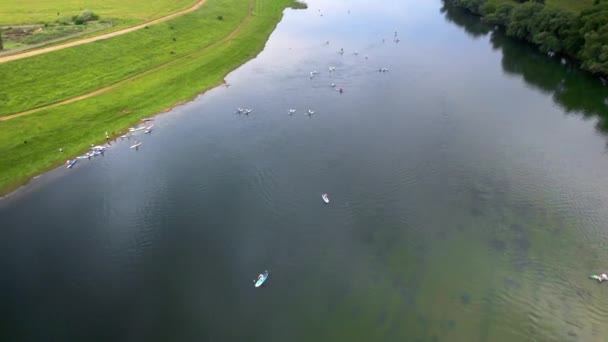 Aerial Drone Widok Ludzi Pływających Supsurfing Rzece Nistru Mołdawii — Wideo stockowe