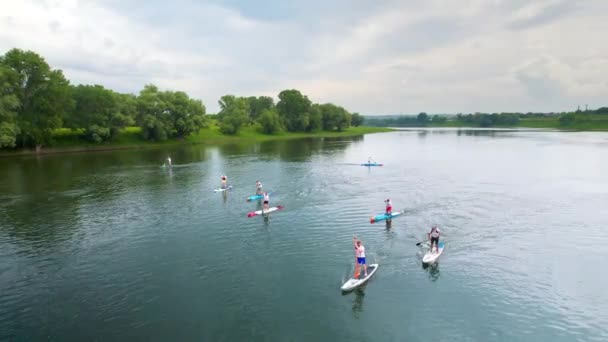 Drohnenbild Von Schwimmenden Und Surfenden Menschen Auf Dem Fluss Nistru — Stockvideo