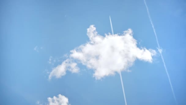 Vista Del Cielo Parcialmente Nublado Con Avión Volador Distancia Dejando — Vídeo de stock