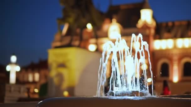 ルーマニアの夜にフェルディナンド1世像をご覧ください 手前の噴水 — ストック動画