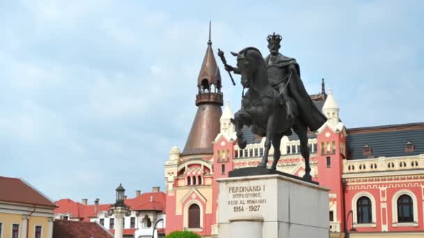 フェルディナンド1世像の眺めルーマニアのダウンタウンのオラデアにあるユニリ広場にあります ギリシャの宮殿 背景にカトリック司教 — ストック動画