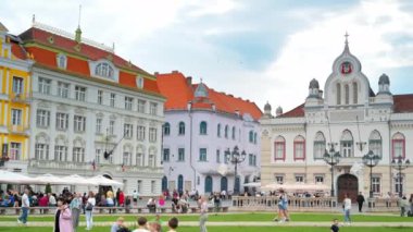 TIMISOARA, ROMANIA - 22 Mayıs 2023: Unirii Meydanı 'ndaki birçok klasik binanın görüntüsü. Çoklu dinlenme ve yürüyen insanlar.