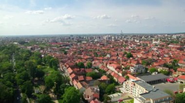 Romanya 'nın Oradea kentindeki hava aracı görüntüsü. Klasik tarzda yapılmış birden fazla eski yapıya sahip şehir manzarası, Unirii Meydanı, yeşillik