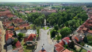 Romanya 'nın Oradea kentindeki hava aracı görüntüsü. Şehir manzarası, müze ve klasik tarzda yapılmış çok sayıda eski bina, yeşillik