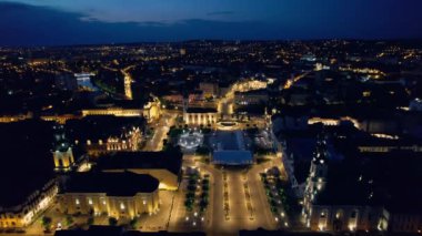 Romanya 'nın Oradea kentindeki Unirii Meydanı' nın insansız hava aracı görüntüsü. Ay Kilisesi, Aziz Niklas Katedrali ve diğer tarihi binalar, aydınlanma