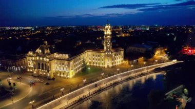Romanya 'nın Oradea kentindeki belediye binasının insansız hava aracı görüntüsü. Belediye Binası Kulesi 'nin tepesindeki insanlar, aydınlanma ve Crisul Repede Nehri