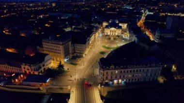 Romanya 'da geceleyin Oradea' nın hava aracı görüntüsü. Crisul Nehir 'i Tekrar Et, Devlet Tiyatrosu. İnsanlar geliyor. Aydınlanma.