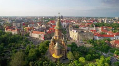 Romanya 'nın Timisoara kentindeki insansız hava aracı görüntüsü. Çevresindeki tarihi binalar ve yeşilliklerle Ortodoks Katedrali manzarası