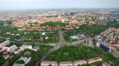 Romanya 'nın Timisoara kentindeki insansız hava aracı görüntüsü. Şehir merkezi manzarası, birden fazla tarihi ve konut binası, yeşillik