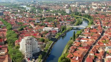 Romanya 'daki Oradea' nın hava aracı görüntüsü. Klasik tarzda yapılmış birden fazla tarihi yapıya sahip şehir manzarası Crisul Repede nehri, yeşillik