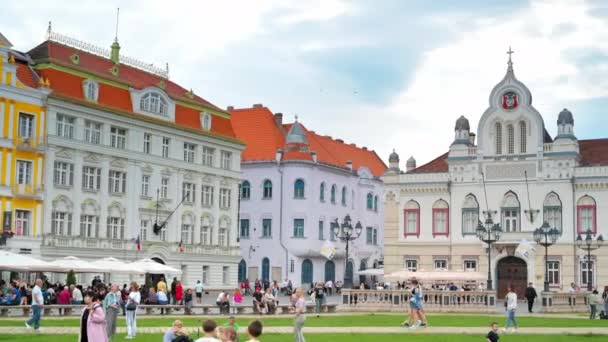 Timisoara Romania 2023年5月22日 ユニリースクエアに位置する複数の古典的な建物の眺め 複数の休憩や歩行者 — ストック動画