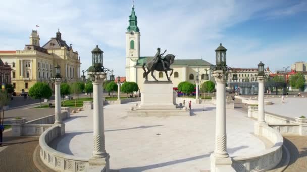 在罗马尼亚Oradea市中心的Unirii广场的Areal无人机图像 费迪南德一世国王雕像 圣拉迪斯劳斯教堂和市政厅 行走的人们 — 图库视频影像