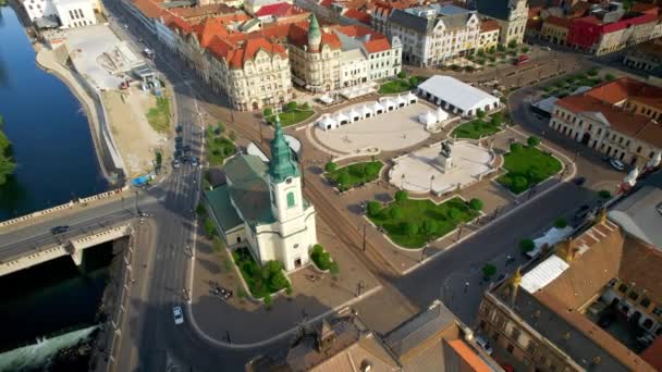 ルーマニアのダウンタウンにあるUnirii Squareの実際のドローンビュー フェルディナンド1世像 聖ラディスラウス教会 その他の歴史的建造物 歩行者 — ストック動画
