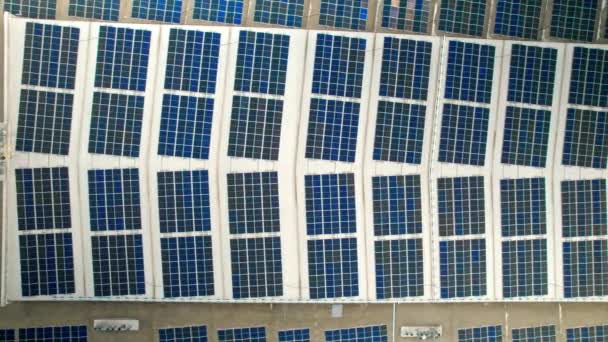 用太阳能电池板覆盖屋顶的建筑物的空中无人驾驶图像 — 图库视频影像