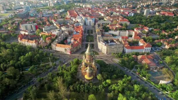 罗马尼亚蒂米什瓦拉的无人驾驶飞机图像 东正教大教堂和胜利广场的景观 周围有历史建筑和绿地 — 图库视频影像