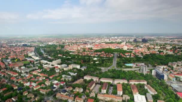 ルーマニアのティミソアラの空中ドローンビュー 街のダウンタウン 複数の歴史的および住宅建築物 緑の景色 — ストック動画