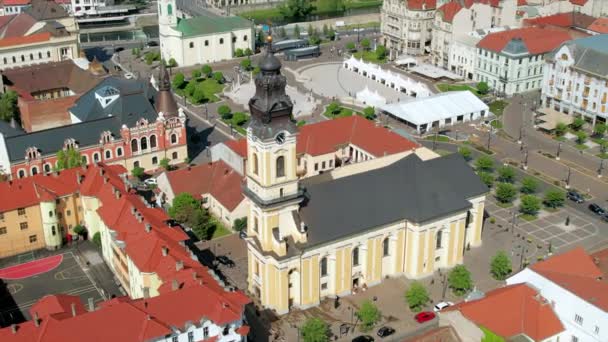 ルーマニアのダウンタウンのオラデアにある聖ニコラス大聖堂の実際のドローンビュー 背景にユニリイ広場 — ストック動画