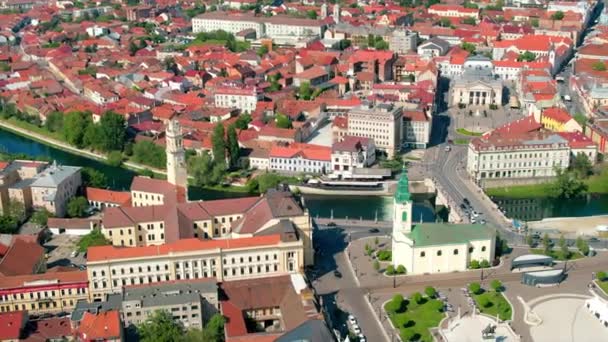 ルーマニアのダウンタウンにあるUnirii Squareの実際のドローンビュー 聖ラディスラウス教会 市庁舎 州立劇場およびその他の歴史的建造物 クリスチャン レプデ川 — ストック動画