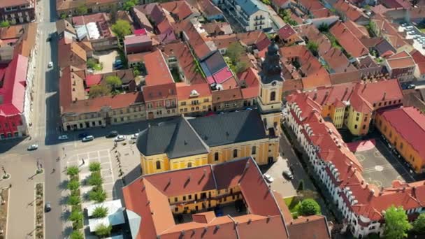 ルーマニアのダウンタウンのオラデアにある聖ニコラス大聖堂の実際のドローンビュー Unirii Square周辺の歴史的建造物 — ストック動画