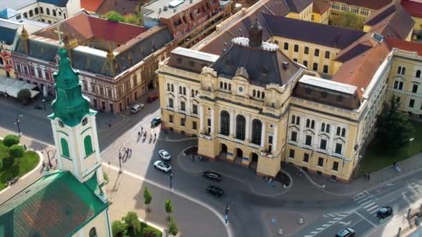 ルーマニアのダウンタウンにあるUnirii Squareの実際のドローンビュー 聖ラディスラウス教会と市庁舎 歩行者 — ストック動画