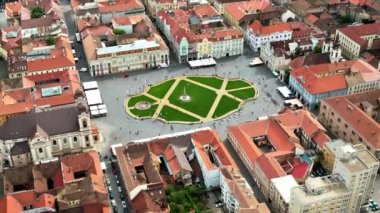Romanya 'nın Timisoara kentindeki insansız hava aracı görüntüsü. Şehir merkezi, Unirii Meydanı etrafında insanlar ve birçok tarihi bina var.