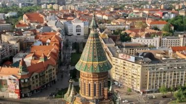 Romanya 'nın Timisoara kentindeki tarihi binalar ve yeşilliklerle birlikte Ortodoks Katedrali' nin insansız hava aracı görüntüsü
