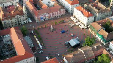 Romanya 'nın Timisoara kentindeki hava aracı görüntüsü. Şehir merkezi, Özgürlük Meydanı etrafında insanlar ve birçok tarihi bina var.
