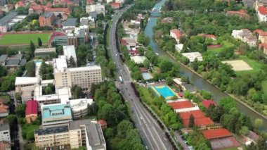 Romanya 'nın Timisoara kentindeki insansız hava aracı görüntüsü. Şehir merkezi manzarası, birden fazla bina, Bega nehri, yeşillik, Ortodoks Katedrali