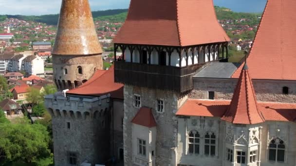 Romanya Nın Hunedoara Kentindeki Corvin Kalesi Cephesinin Insansız Hava Aracı — Stok video