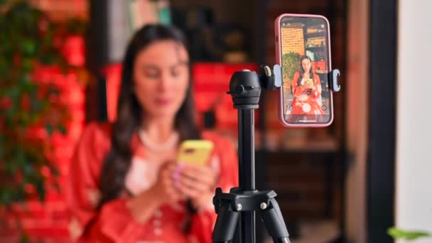 Žena Vliv Červených Šatech Vlogování Mobilním Telefonu — Stock video