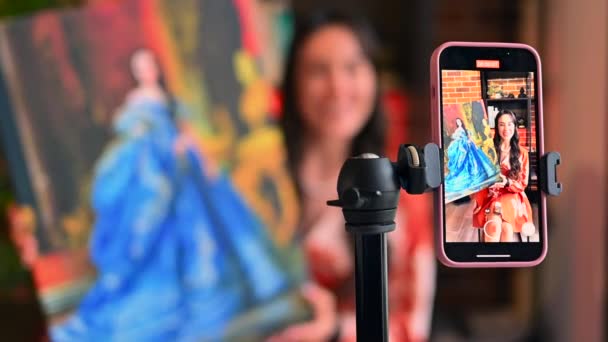 Chisinau Moldova 2023 Kobieta Influencer Czerwonej Sukience Vlogging Iphone Prezentuje — Wideo stockowe