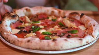 Mantarlı prosciuto ve enginarlı pizza, yakın çekim.