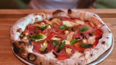 Mantarlı prosciuto ve enginarlı pizza, yakın çekim.