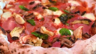 Mantarlı prosciuto ve enginarlı pizza, yakın çekim.