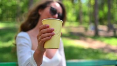 Parkta yeşil çay içen kadın, ağır çekimde.