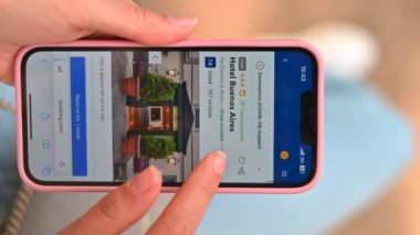 CHISINAU - MOLDOVA, 26 Mayıs 2023: Booking.com cep telefonu uygulaması, dikey ekran