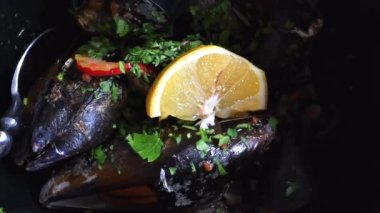 Limonlu midyeler yavaş çekimde kapanır.