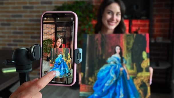 Chisinau Moldova Junio 2023 Mujer Influyente Vestido Rojo Vlogging Iphone — Vídeo de stock